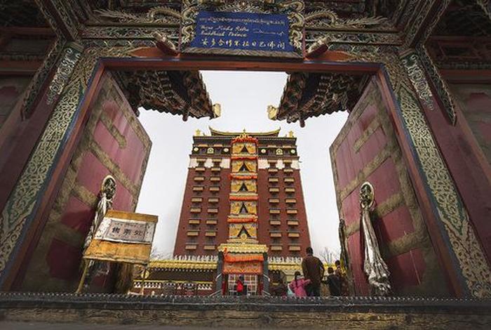 藏传佛教寺庙建筑描述，藏传佛教寺庙建筑描述正确的是