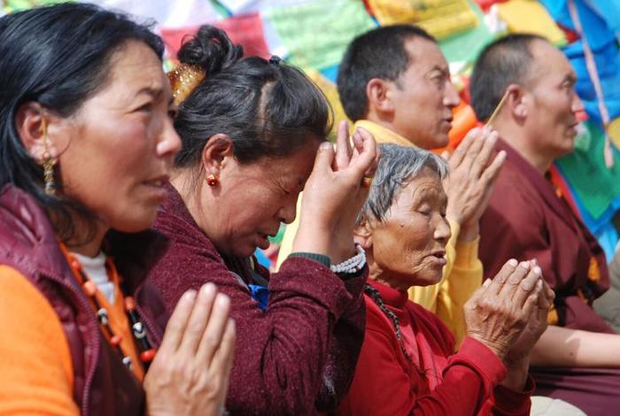 佛教朝圣的拜法；朝拜圣体时怎样祈祷