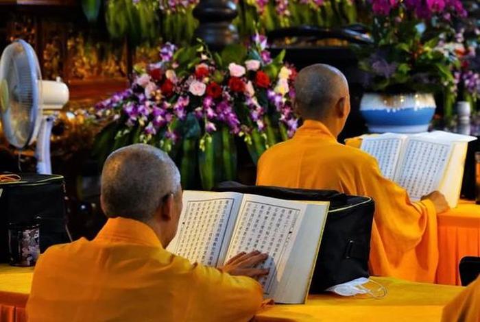 请问哪里有免费学习佛法的地方；哪里可以学佛