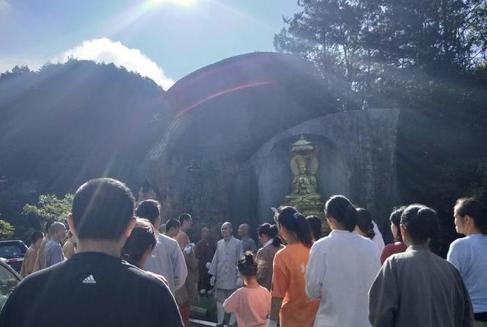 头顶出现佛光、头顶佛光的女人