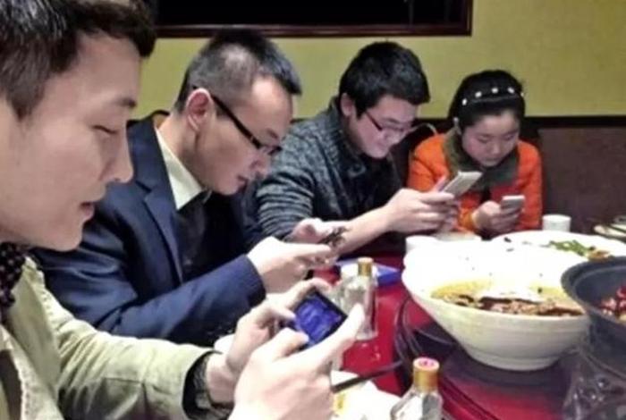 吃饭是不是不可以看 - 吃饭是不是不可以看手机