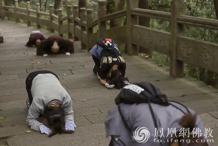 佛教顶礼膜拜的视频 佛教顶礼膜拜图片