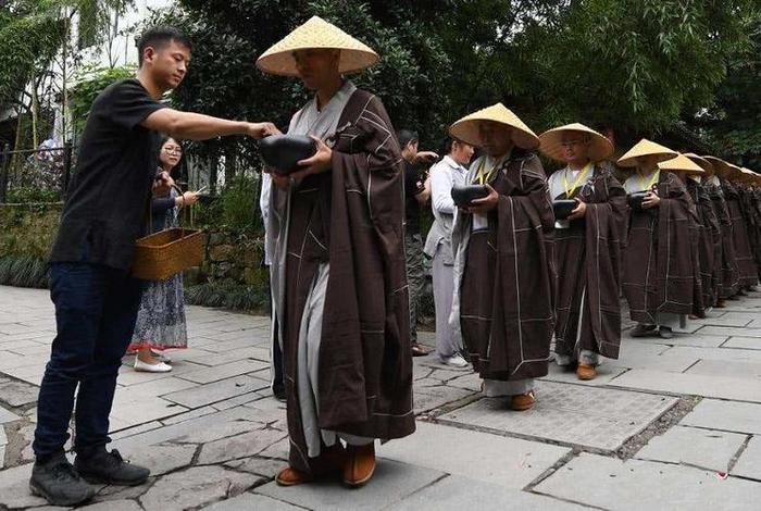 云南西双版纳南传佛教，云南西双版纳南传佛教僧人托钵