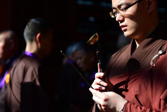 有人问寺院大师,为何念佛时敲木鱼，为什么念佛敲木鱼