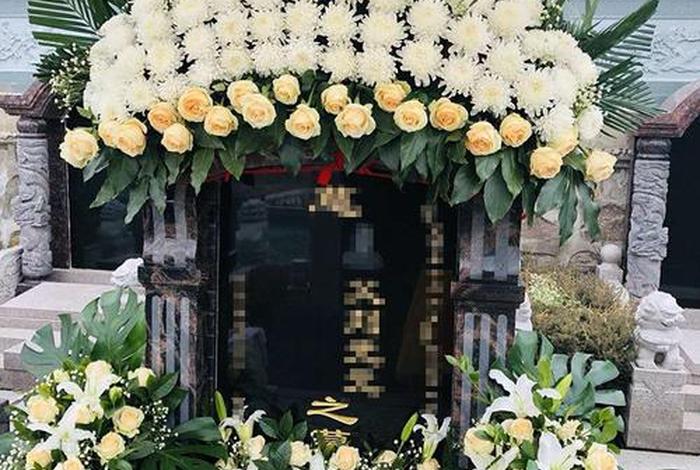 墓前放什么雕像（墓前放什么花好）