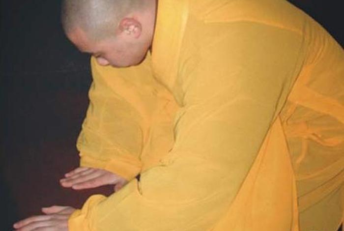 佛教跪拜的正确姿势，佛教知识跪佛