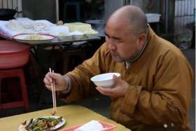 佛教吃斋饭的视频 佛教的吃斋日