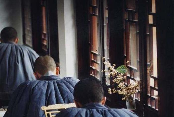 佛教教学穿袈裟 穿袈裟的僧人