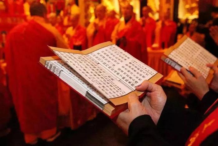 躺着可以看佛经吗 可以躺床上看佛经吗