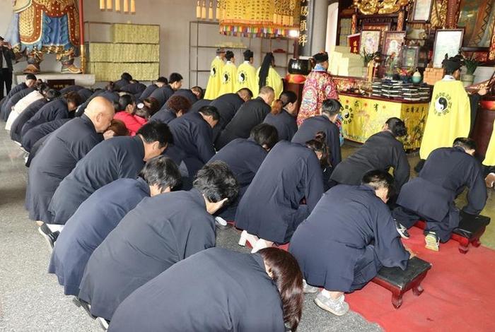 居士在家怎样拜佛（居士在家怎样拜忏）
