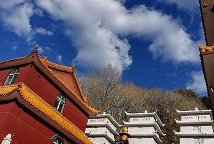 五台山佛教的最大特色 五台山佛教最大特色是青庙与白庙并存,显教与密教竞传