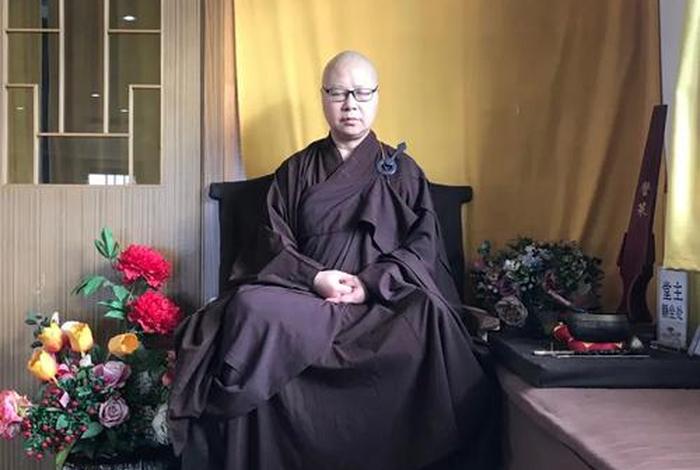听大师讲佛法能一边念佛吗（一边念佛一边观心可以吗）