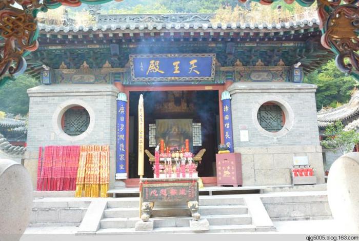 千山大佛介绍；千山大佛寺供奉哪些佛