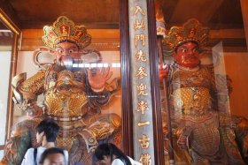 佛教寺庙门口的四大天王；佛教寺庙中供奉的四大天王分别为