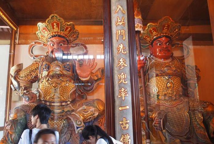 佛教寺庙门口的四大天王；佛教寺庙中供奉的四大天王分别为