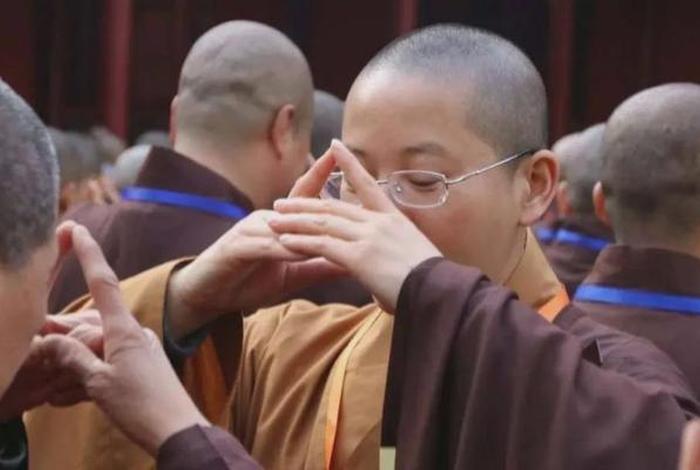 佛教上香的正确姿势，寺院上香的正确方法