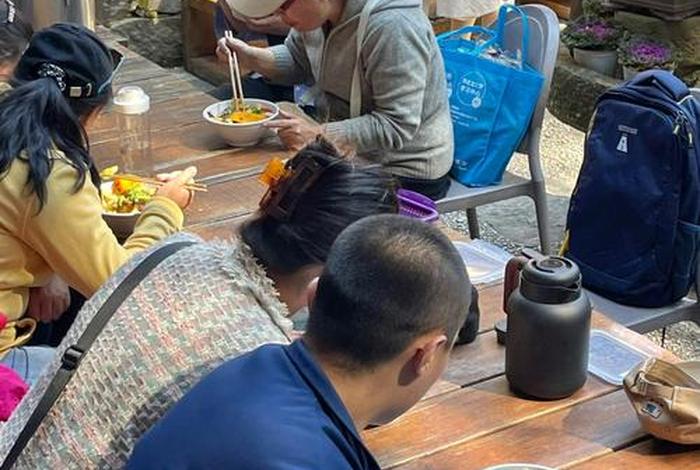 尼姑吃斋饭的前一句 - 尼姑庵吃素食是什么意思