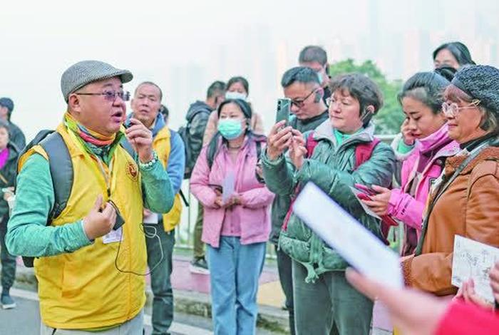 听导游讲解视频（现场导游讲解视频）