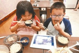 吃饭时能看吗；吃饭的时候能看手机和电视吗