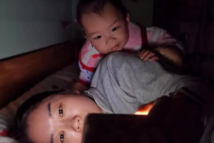 睡觉能不能看 睡觉的时候能不能看手机