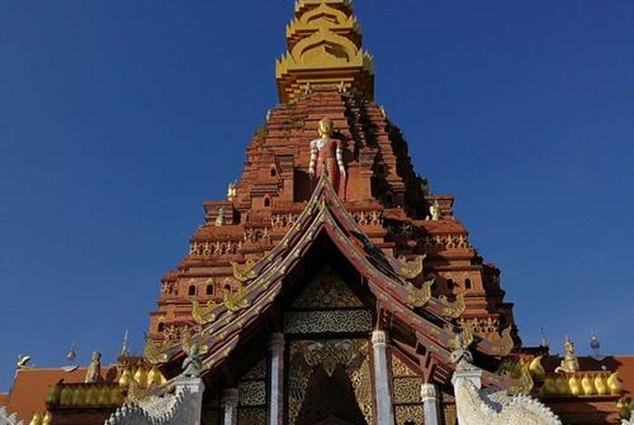 西双版纳南传佛教圣地告示 西双版纳南传佛教寺塔又称