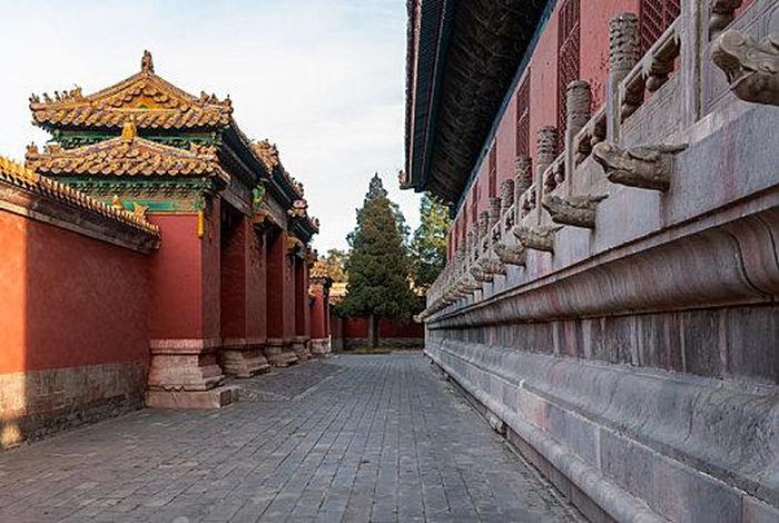 寺庙后殿；寺庙后面