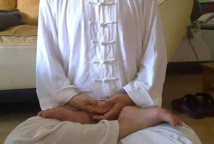 佛教打坐的正确姿势视频；佛教打坐的正确方法视频