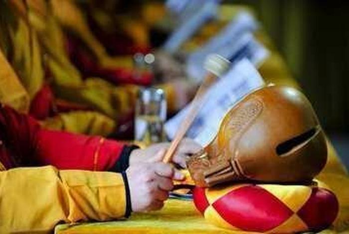 有人问寺院大师,为何念佛时敲木鱼，为什么念佛敲木鱼