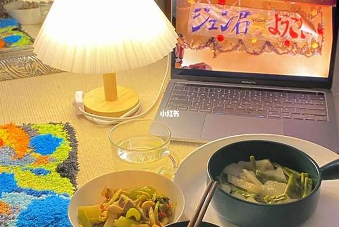 吃饭的时候是不是能看；吃饭的时候能看电视吗？