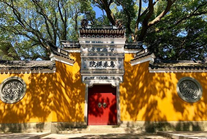 普陀山佛教寺院；普陀山上的寺院