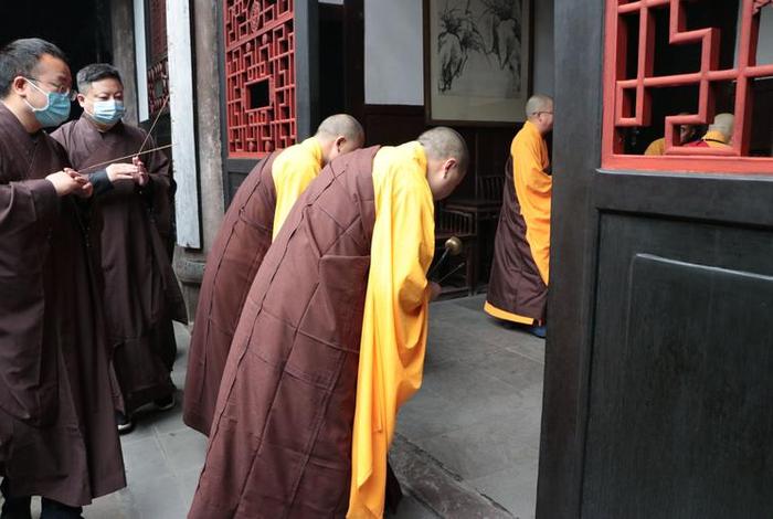 佛教里威仪是什么意思；威仪教相是什么意思