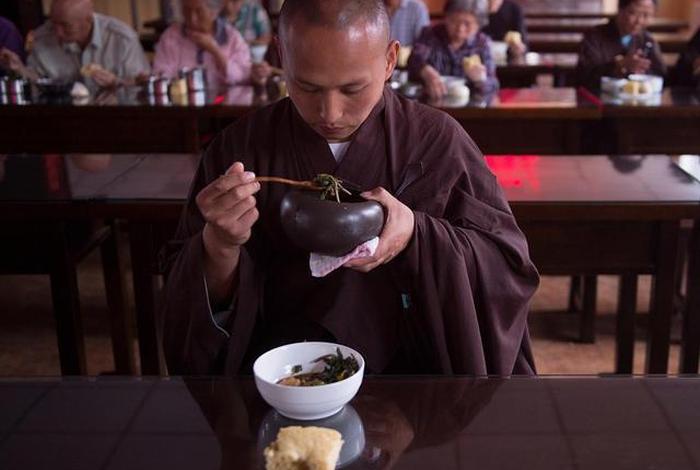 学佛的人吃素都忌啥，学佛人吃素的好处