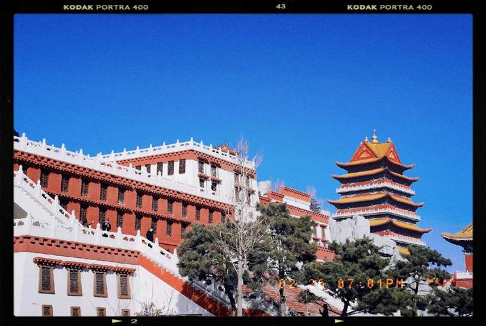 灵山胜境小布达拉宫前的长廊；深山里的小布达拉宫