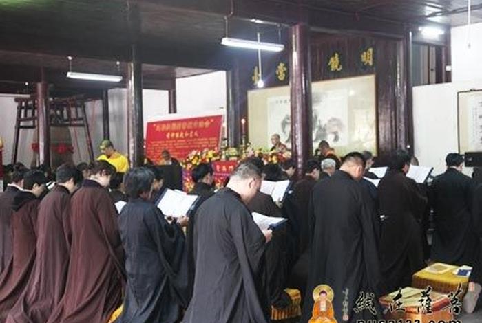 在家居士受五戒要求；在家居士受五戒要求需要去寺院吗
