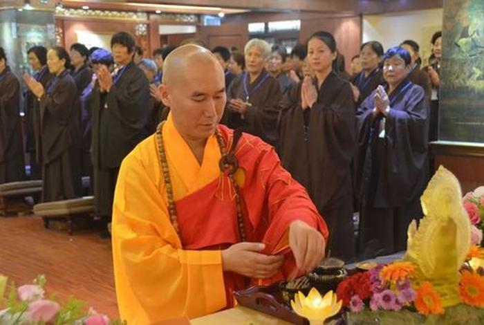 在家居士受五戒要求；在家居士受五戒要求需要去寺院吗