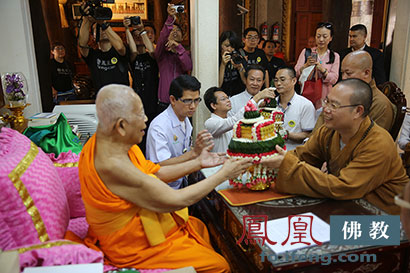 「佛教」中国佛教海巡团拜见泰国僧王 供僧现场感人至深 「佛教」中国佛教海巡团拜见泰国僧王 供僧现场感人至深