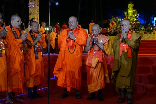 「佛教」慈光指引：2013万众普佛供灯祈福大典在深圳弘法寺隆重举行