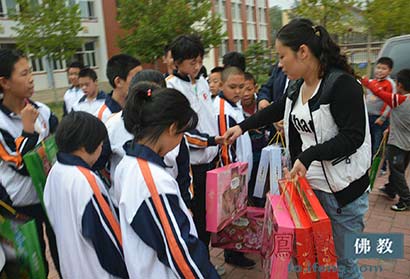 「佛教」邢台市佛协双节期间慰问特教学校师生