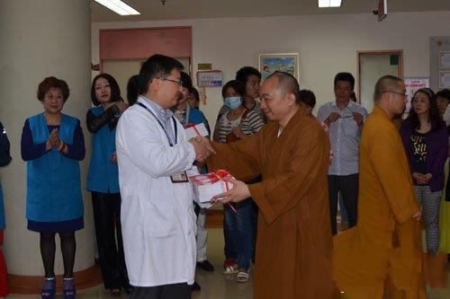 「玉佛寺」上海玉佛寺第六届觉群慈善公益周儿童节开展慰问活动