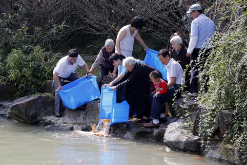 「放生仪轨」浙江绍兴炉峰禅寺隆重举行重阳节放生法会
