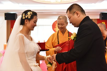 「婚礼」她穿着婚纱进寺院 干了件让大家都鼓掌的事！
