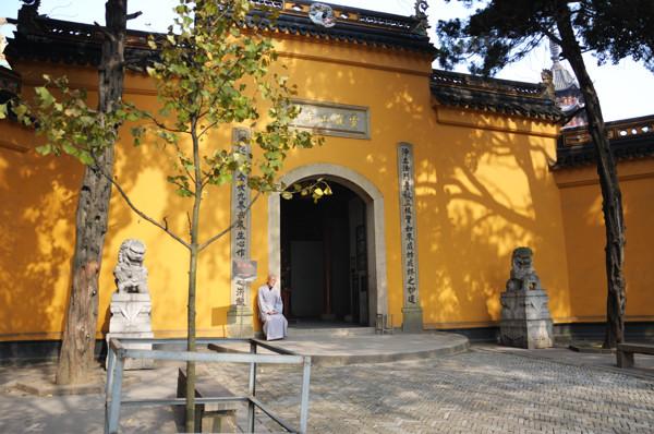 「灵岩山」悼念明学长老丨苏州灵岩山寺紧急招募义工