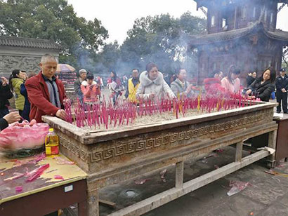 「重庆华岩寺」重庆华岩寺对“高香大烛”说不，免费赠环保香烛