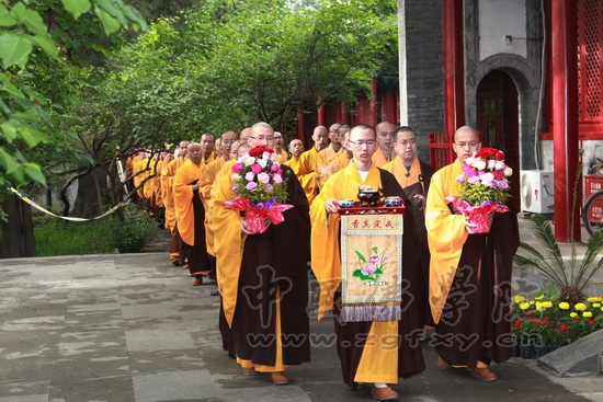 「佛教」中国佛学院隆重举行佛历2555年庆祝释迦佛圣诞浴佛法会