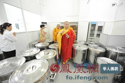 上海玉佛禅寺举行2013净素月饼洒净开炉仪式