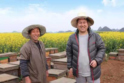 「慈善」他和李嘉诚王健林同台领奖 却带两名员工出家为僧