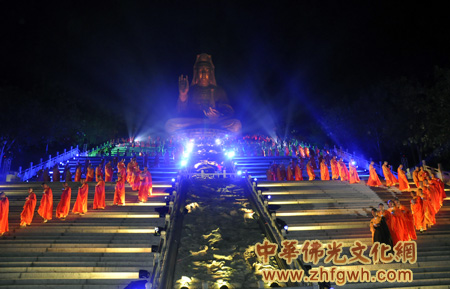 「佛教」点亮光明与慈悲 广东西樵山宝峰寺大型传灯祈愿法会举行