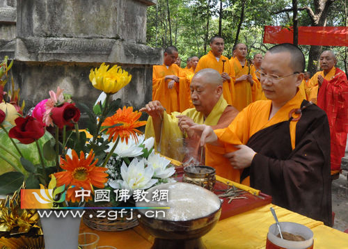 湖南仁瑞寺隆行举行师公天柱长老圆寂一周年追思法会