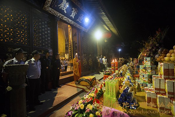 「普陀山」普陀山普济禅寺隆重举行“拜月”祈福法会