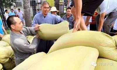 「小麦」少林僧人连夜搬运5万斤小麦捐给受灾群众